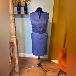 Short periwinkle sleeveless dress with belt